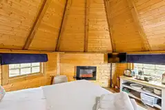 Chestnut cabin with a double bed, bedding, TV and heating Chestnut cabin with a double bed, bedding, TV and heating