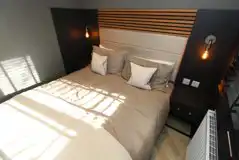 Ensuite Glamping Cabin king-sized bed