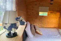 Shepherd's hut with double bed and soft furnishings Shepherd's hut with double bed and soft furnishings