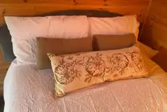 Shepherd's hut with double bed and soft furnishings Shepherd's hut with double bed and soft furnishings