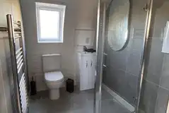 Usk glamping ensuite with toilet, shower, hand basin and towel rail