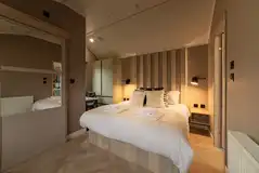 Snug cabin bedroom with a free-standing bath and ensuite bathroom Snug cabin bedroom with a free-standing bath and ensuite bathroom