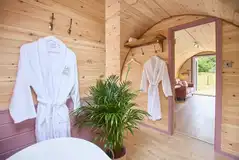 Free-standing bath