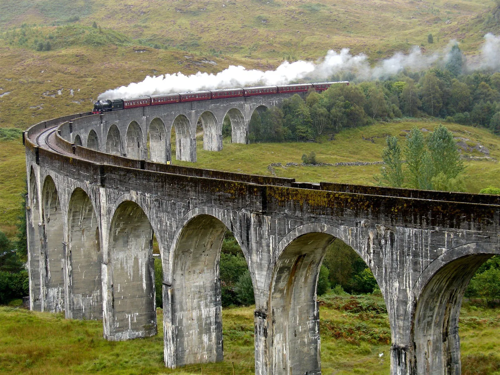 TheJacobite steam train passing over Glenfinnan Viaduct