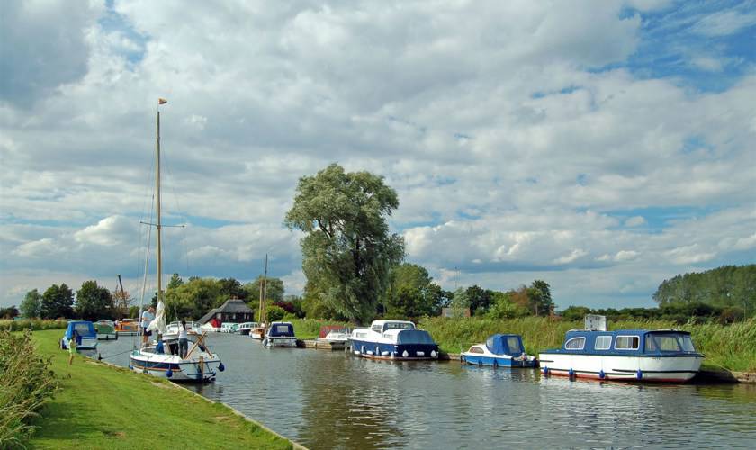 Explore the waterways with a Norfolk Broads day boat hire