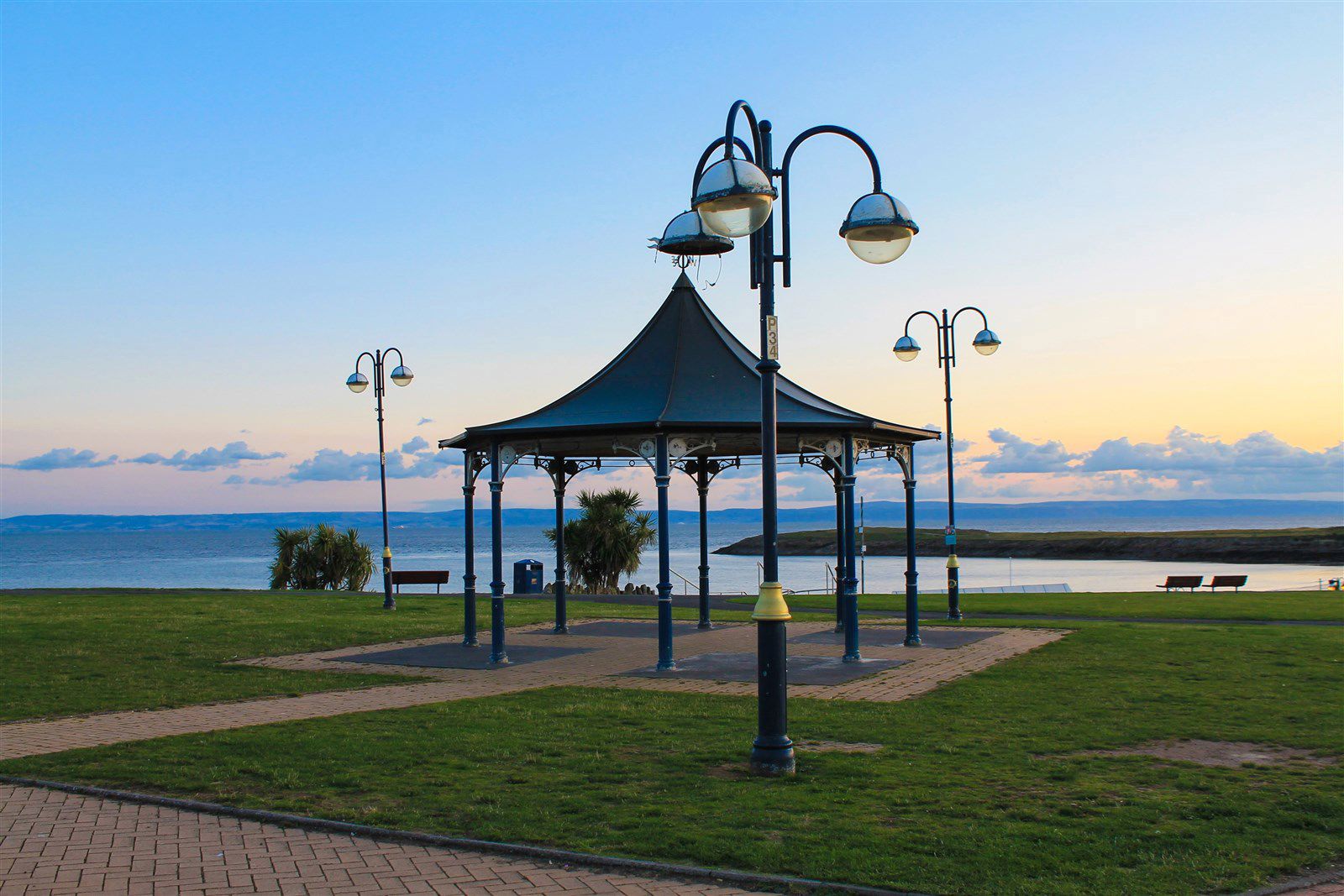 is barry island beach dog friendly