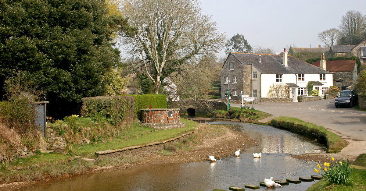 Campsites with swimming pools in South Pool, Devon