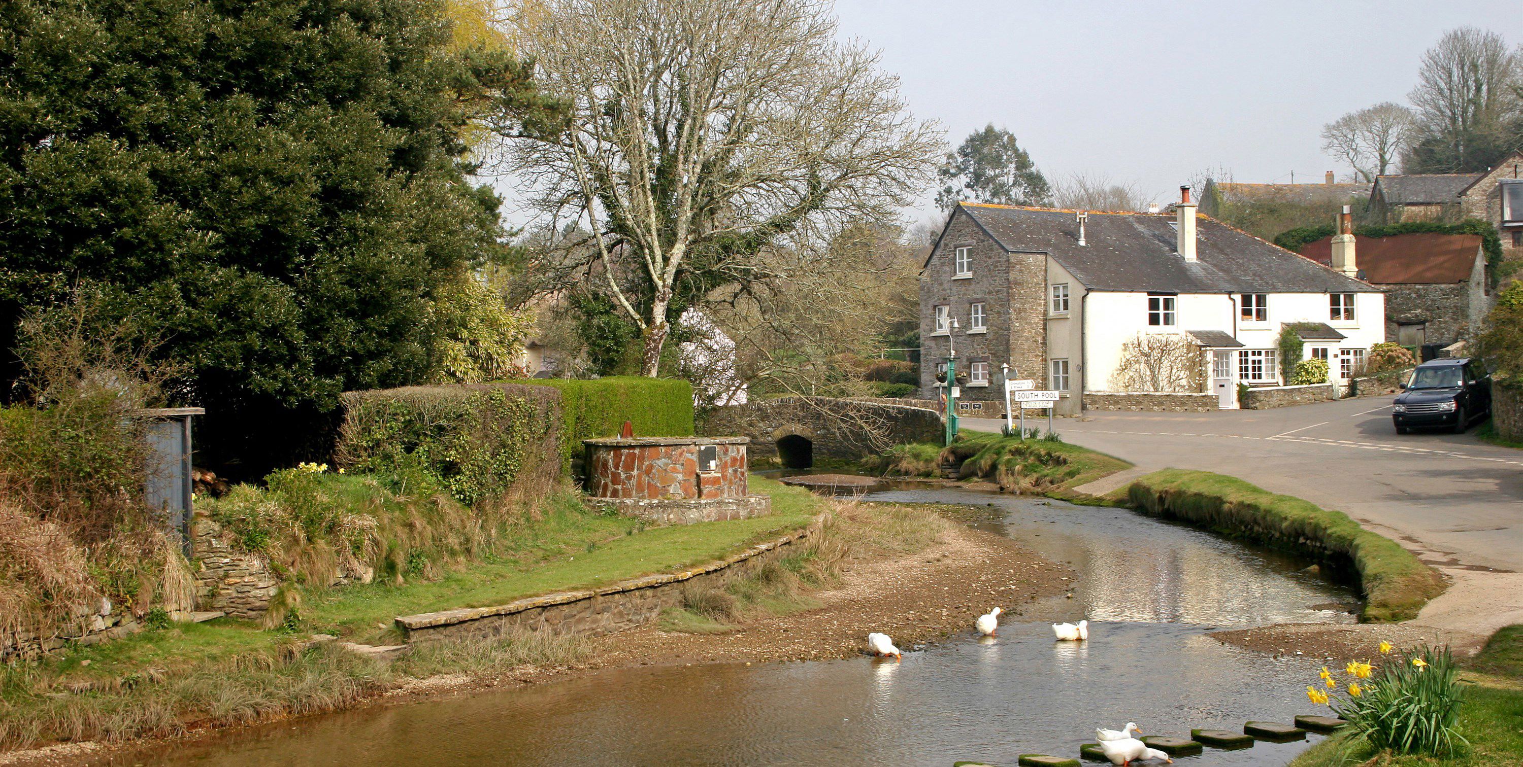 Campsites with swimming pools in South Pool, Devon