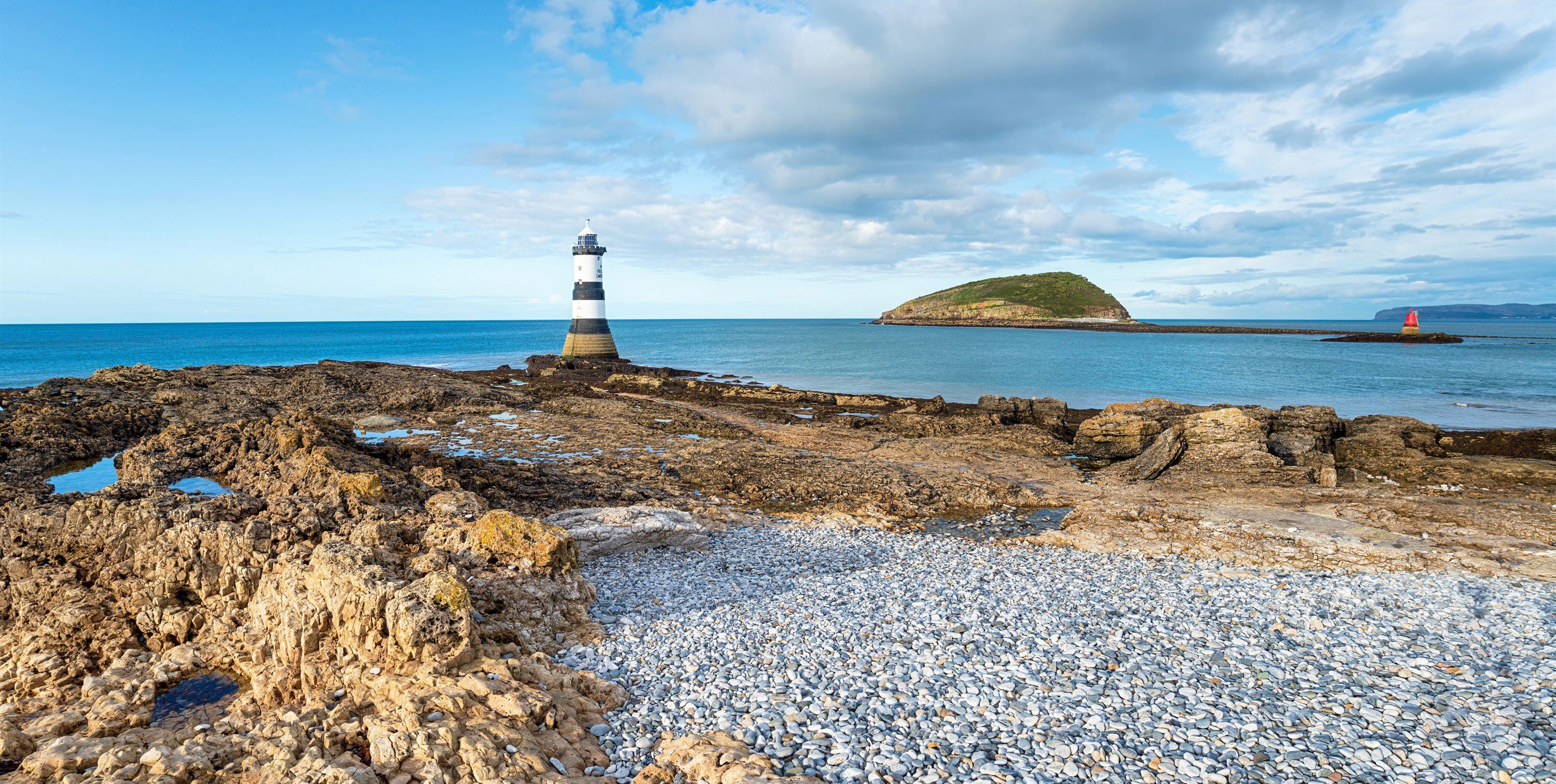 Campsites with swimming pools in Llangoed, Anglesey